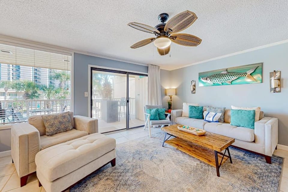 2nd-floor condo with beach access pool tennis courts & on-site laundry House in Destin