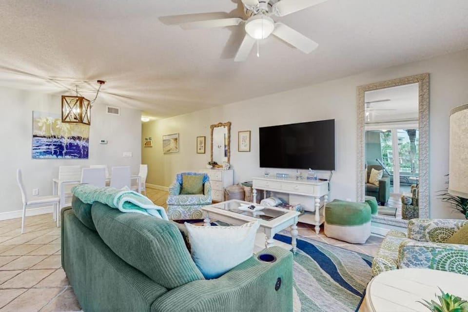 Gulf-view condo with balcony outdoor pool gym tennis AC - snowbird-friendly House in Destin