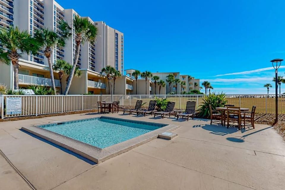 Gulf-view condo with balcony outdoor pool gym tennis AC - snowbird-friendly House in Destin