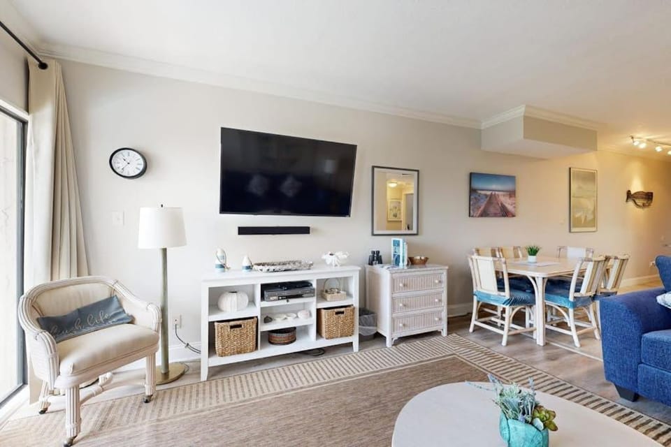 Snowbird-friendly condo with beach views private beach heated pool House in Destin