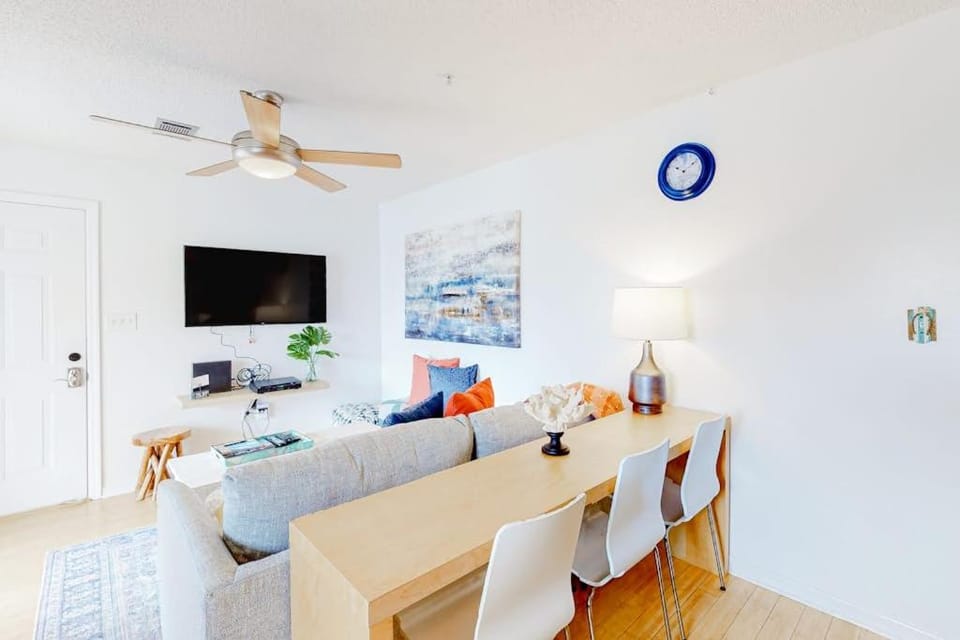 Ground-floor condo half block from the beach with patio central AC pool & WiFi House in Destin