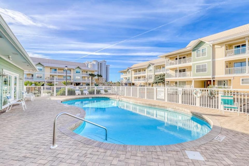 Ground-floor condo half block from the beach with patio central AC pool & WiFi House in Destin