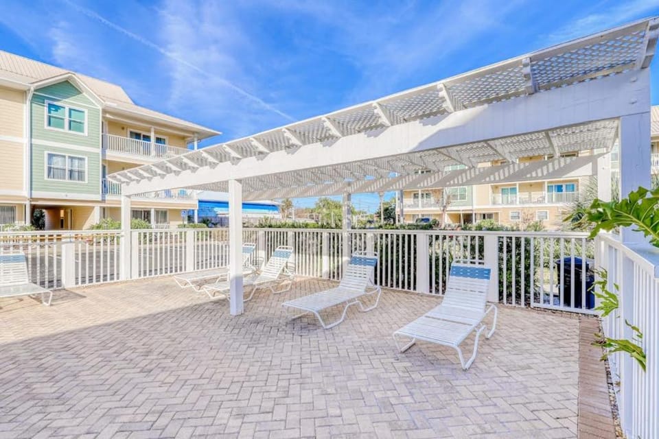 Ground-floor condo half block from the beach with patio central AC pool & WiFi House in Destin