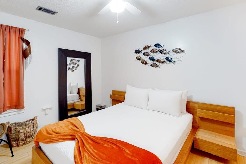 Ground-floor condo half block from the beach with patio central AC pool & WiFi House in Destin
