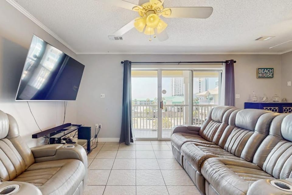 Family Friendly Condo with Shared Pool WiFi Private Washer & Dryer & Central AC House in Destin