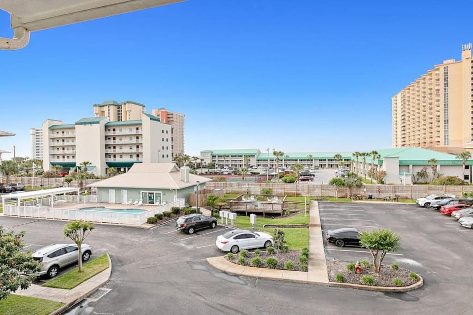 Family Friendly Condo with Shared Pool WiFi Private Washer & Dryer & Central AC House in Destin