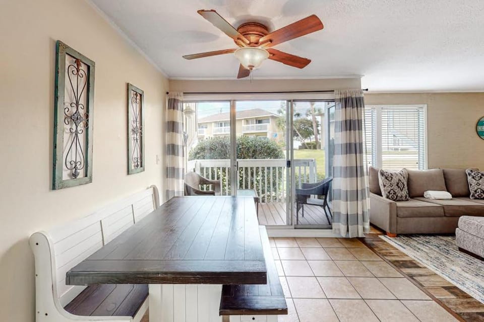 Coastal condo with pool hot tub tennis & golf access - dog-friendly House in Destin