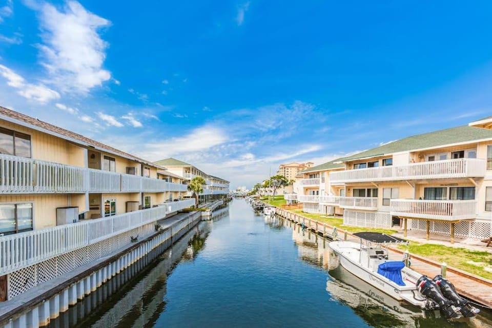 Coastal condo with pool hot tub tennis & golf access - dog-friendly House in Destin
