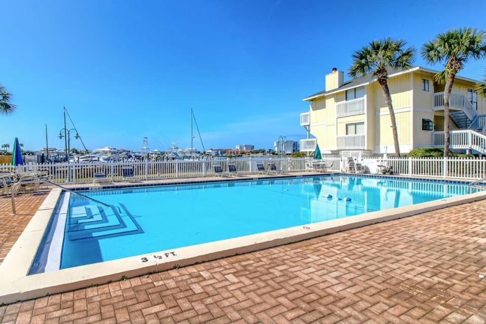 Coastal condo with pool hot tub tennis & golf access - dog-friendly House in Destin