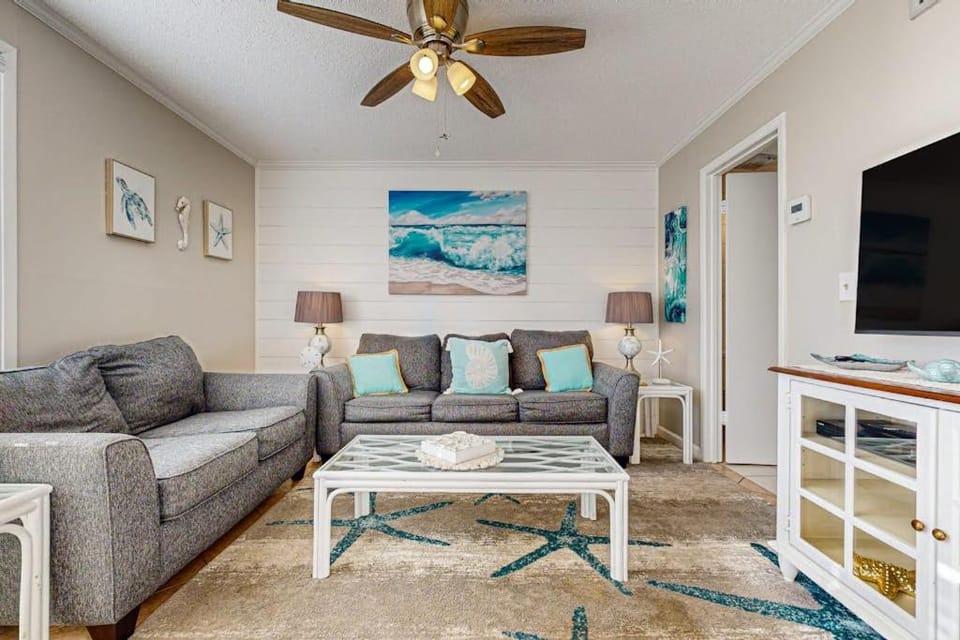 Inviting condo with dock pool hot tub & private beach - dog-friendly House in Destin