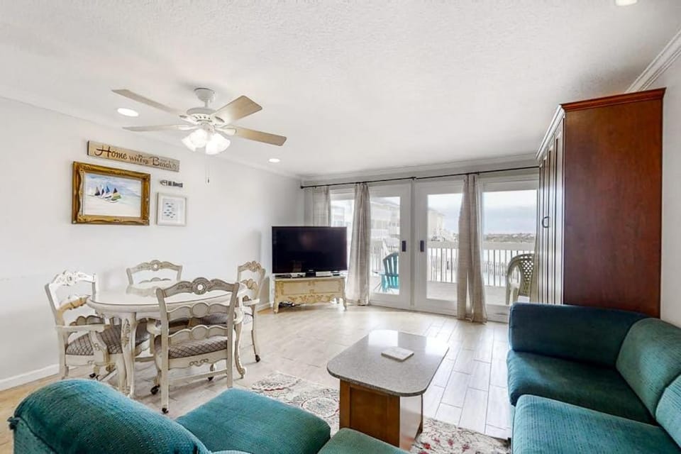 Spacious Condo Private Wi-Fi Bike to beach Near shops and dining House in Destin
