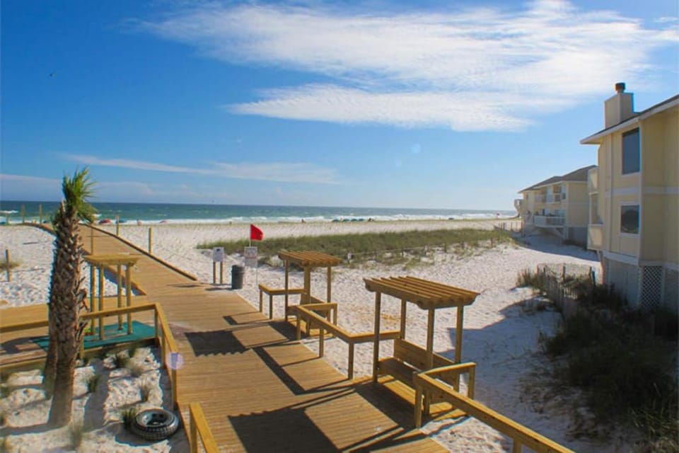 Spacious Condo Private Wi-Fi Bike to beach Near shops and dining House in Destin