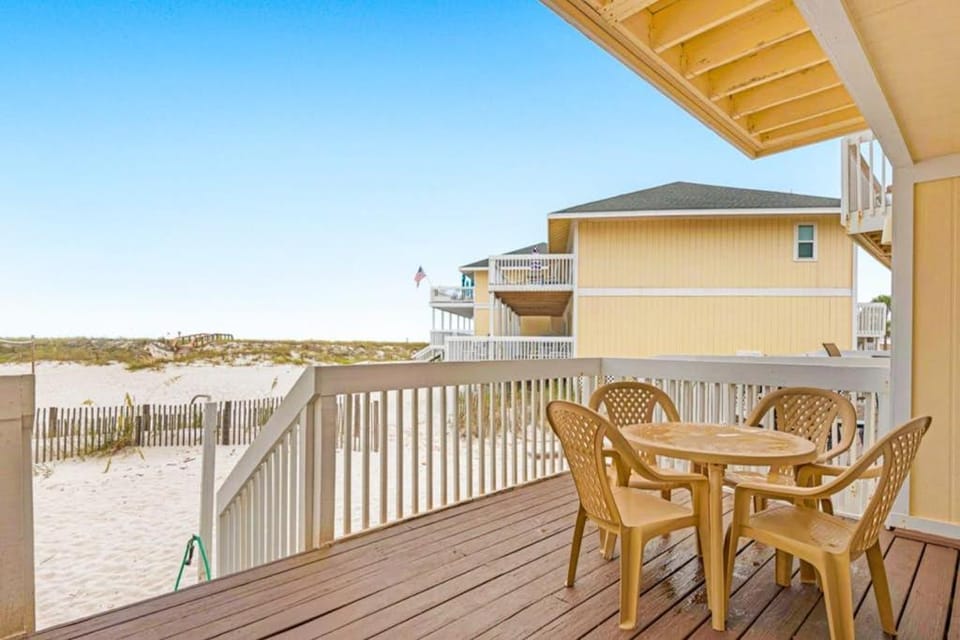 Spacious Condo Private Wi-Fi Bike to beach Near shops and dining House in Destin