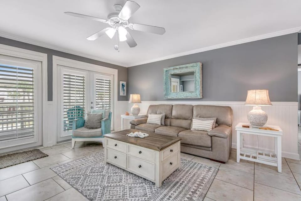 Stylish waterfront condo with pools hot tubs private beach & sports courts House in Destin