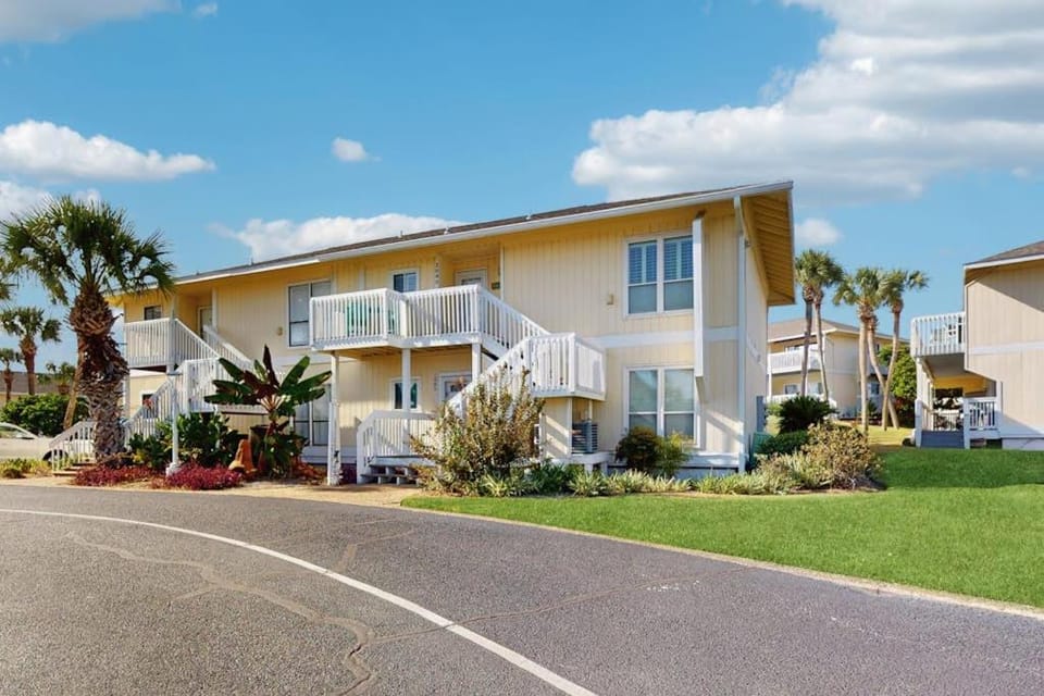 Calming condo with hot tub tennis court pool & balcony House in Destin