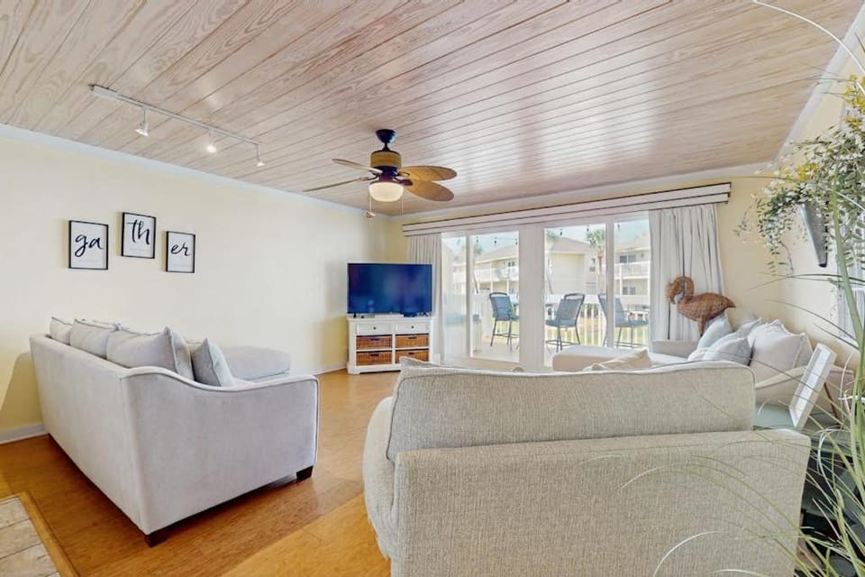 Calming condo with hot tub tennis court pool & balcony House in Destin
