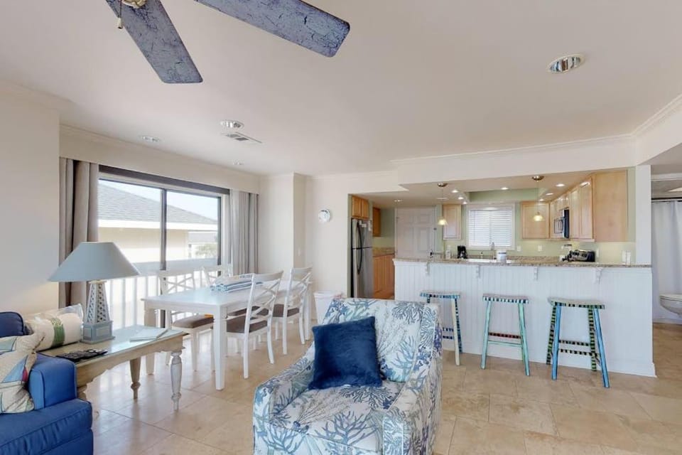 Lovely Beach Front condo with balcony shared pool & hot tub & free WiFi House in Destin