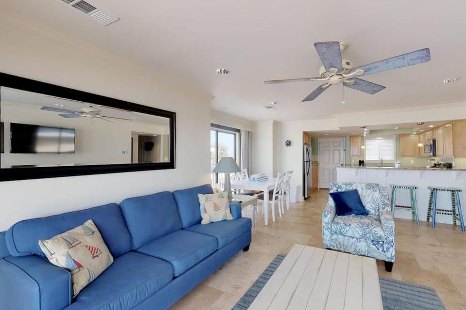 Lovely Beach Front condo with balcony shared pool & hot tub & free WiFi House in Destin