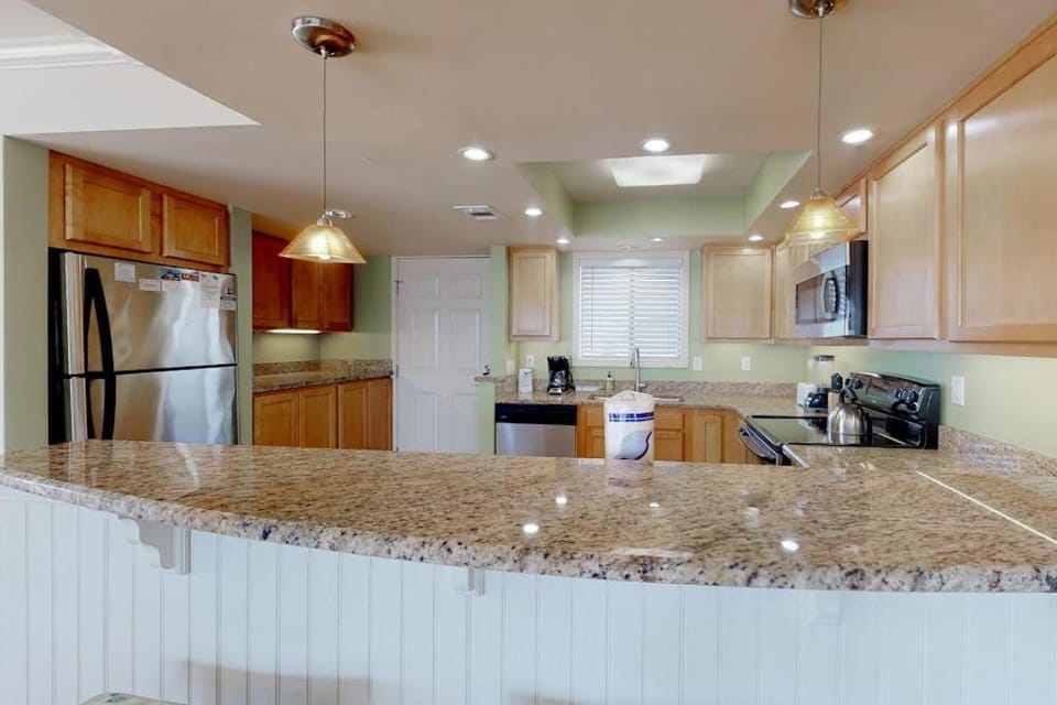 Lovely Beach Front condo with balcony shared pool & hot tub & free WiFi House in Destin