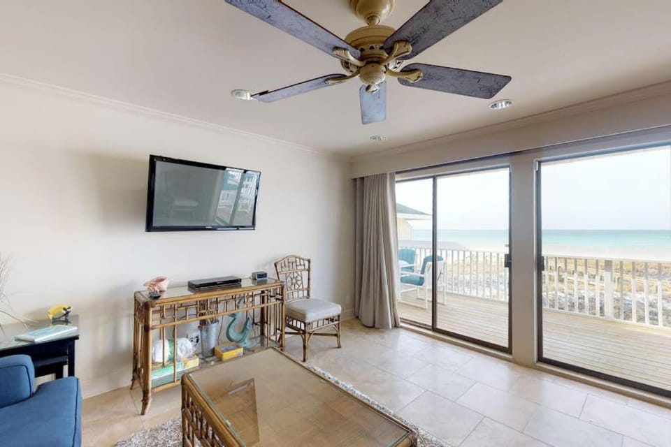Beachfront condo with shared pool hot tub & fitness center plus beach access House in Destin