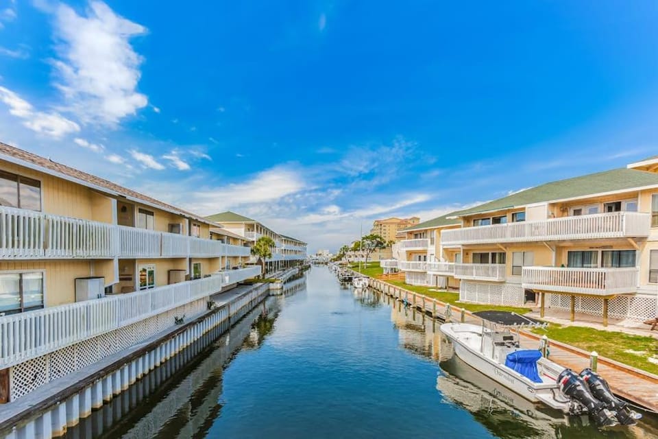 Beachfront condo with shared pool hot tub & fitness center plus beach access House in Destin