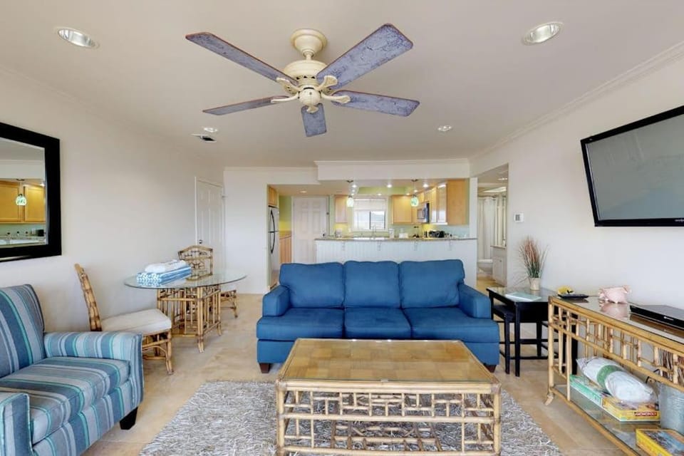 Beachfront condo with shared pool hot tub & fitness center plus beach access House in Destin