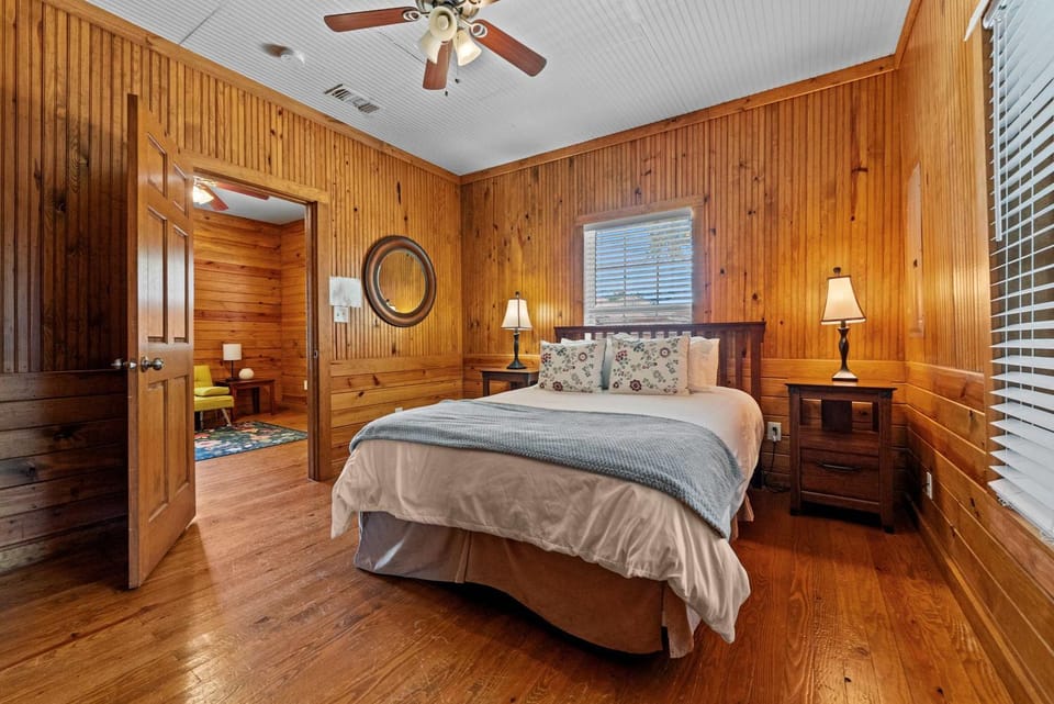 Cozy Retreat Near Gruene & Comal River House in New Braunfels