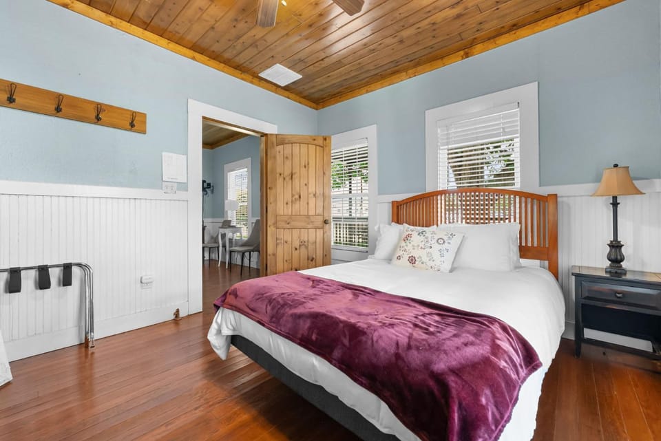 Hill Country Retreat Near Gruene & Rivers House in New Braunfels
