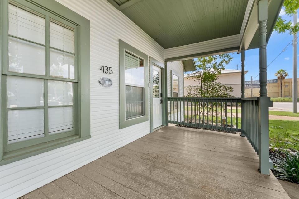 Hill Country Retreat Near Gruene & Rivers House in New Braunfels