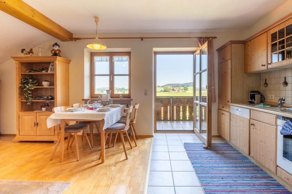 Dining area, kitchen