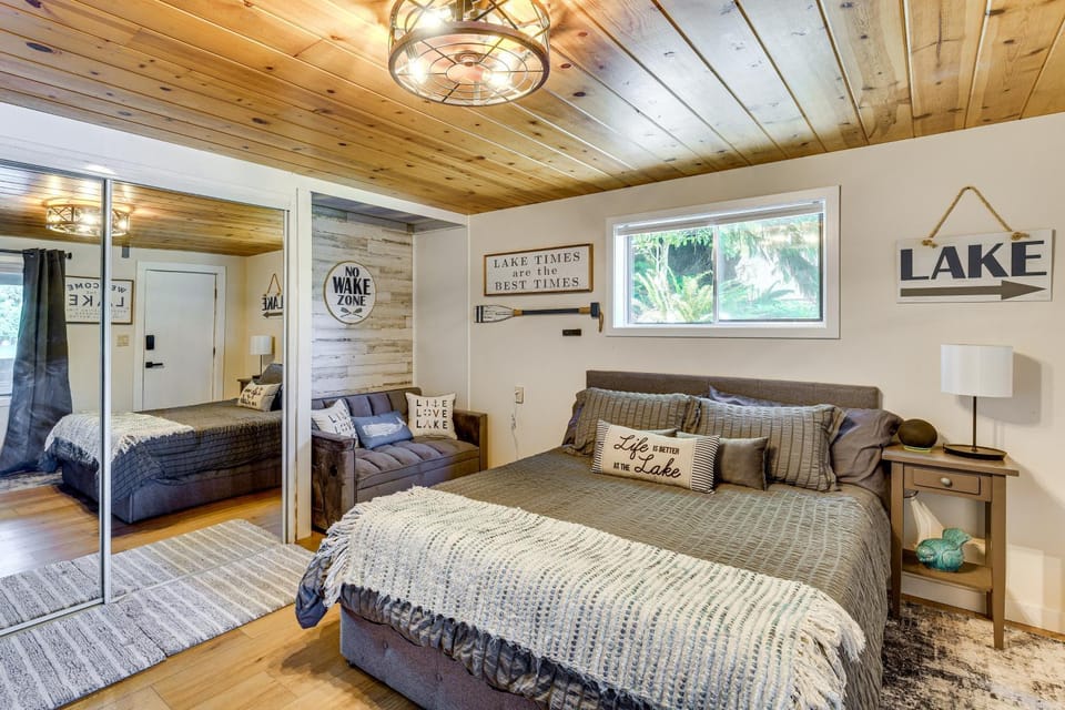 Tanwax Lake Waterfront Studio w/ Private Hot Tub! Apartment in Washington