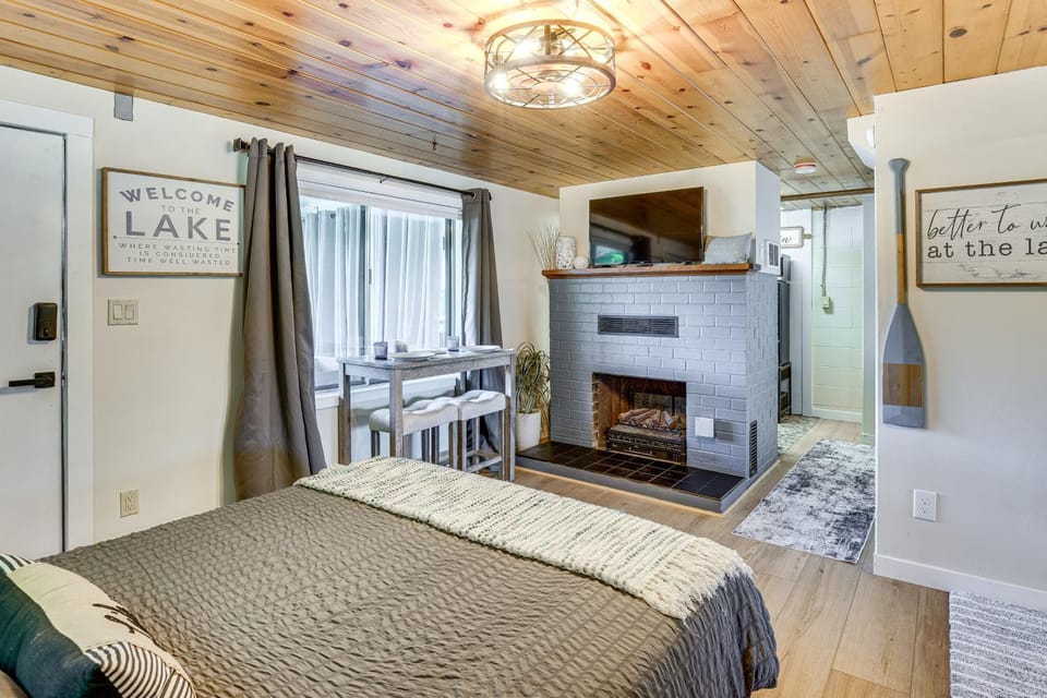 Tanwax Lake Waterfront Studio w/ Private Hot Tub! Apartment in Washington