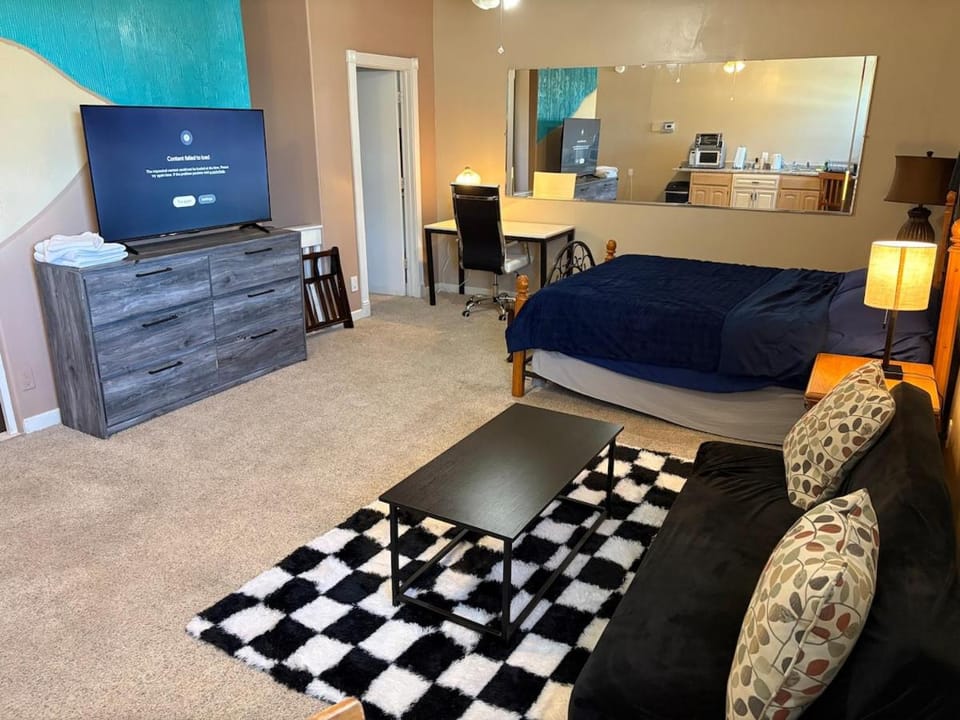EmERALD loft studio SWiMMiNG pool kitchen DwNTwN Apartment in Phoenix
