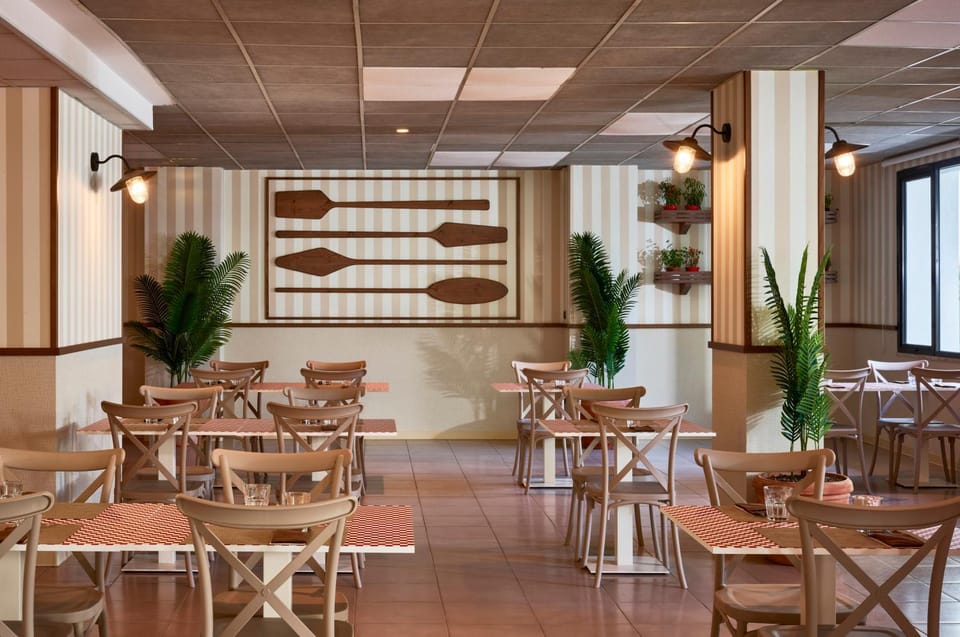 Restaurant/places to eat, Living room, Seating area