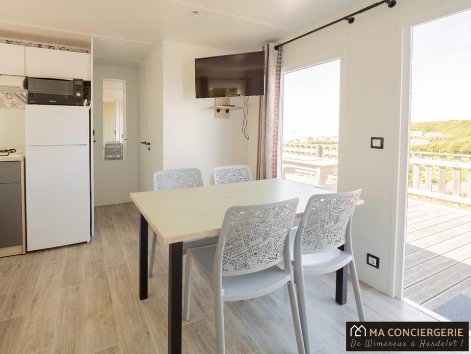 Vue Mer Imprenable, Terrasse XXL, Piscine et Toboggans au Camping La Falaise d'Equihen Plage Campground/ 
RV Resort in Hauts-de-France