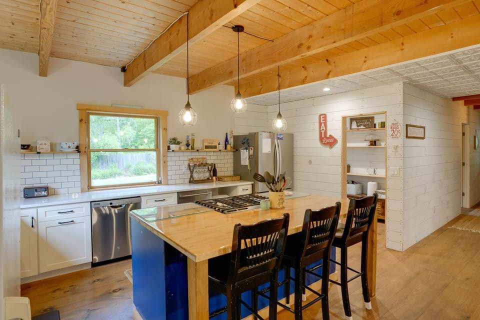 Walk to the Water! Lake George Family Getaway House in Lake George