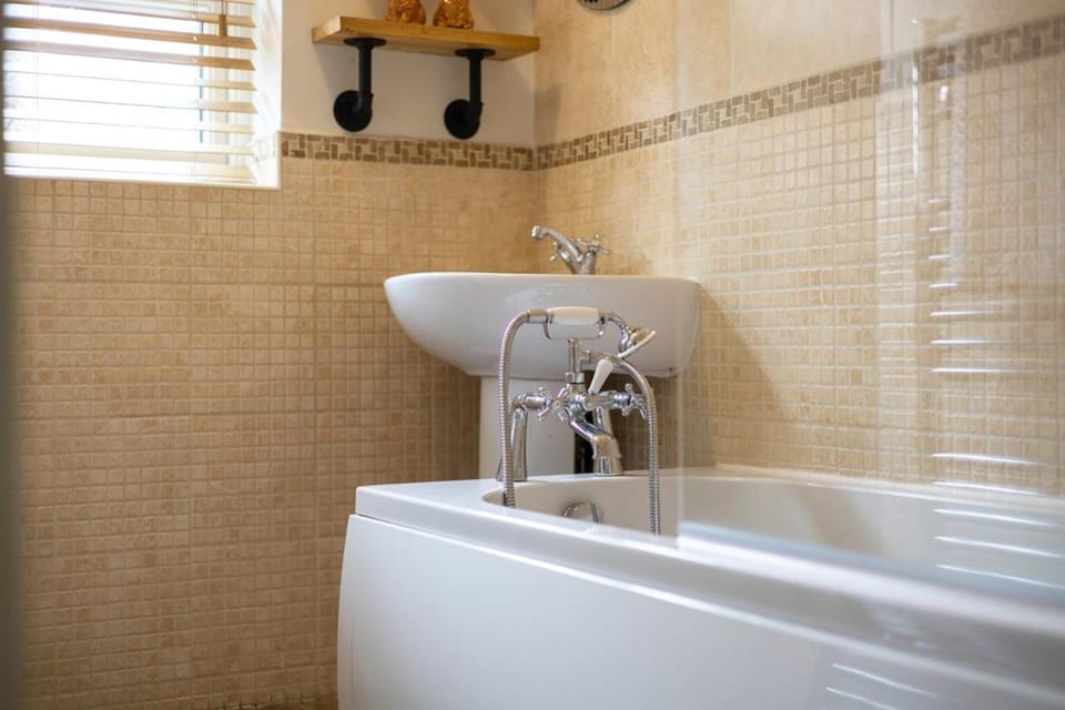 Holly Cottage - 2 Bed I Sleeps 3 I Wi-Fi I Cottage I Contractors House in Telford