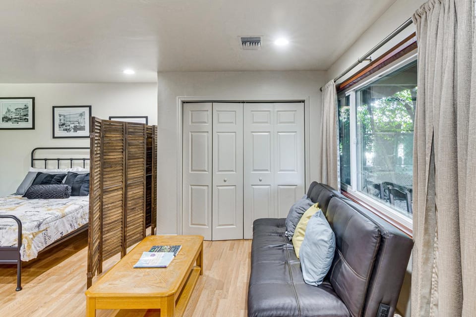 Quiet Patio! La Cañada Month-Long Studio Apartment in La Crescenta