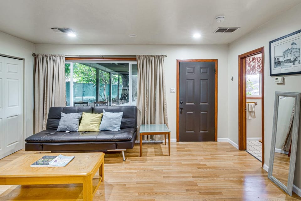 Quiet Patio! La Cañada Month-Long Studio Apartment in La Crescenta