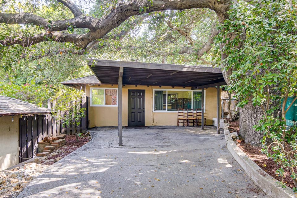 Quiet Patio! La Cañada Month-Long Studio Apartment in La Crescenta