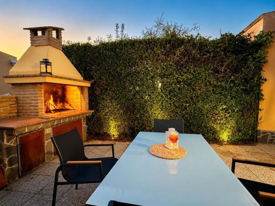 BBQ facilities, Dining area, Inner courtyard view