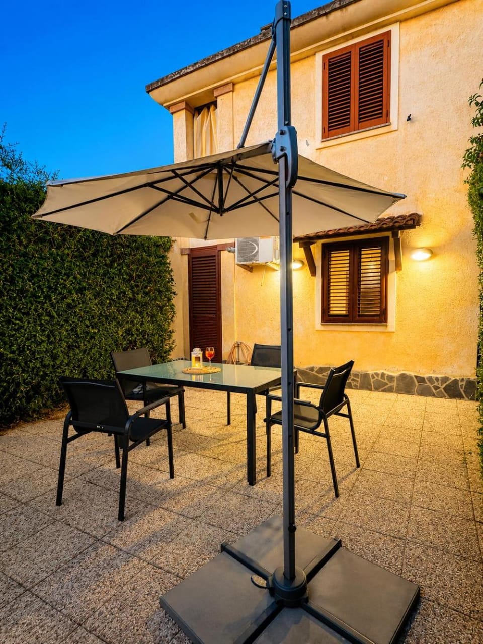 Dining area, Inner courtyard view