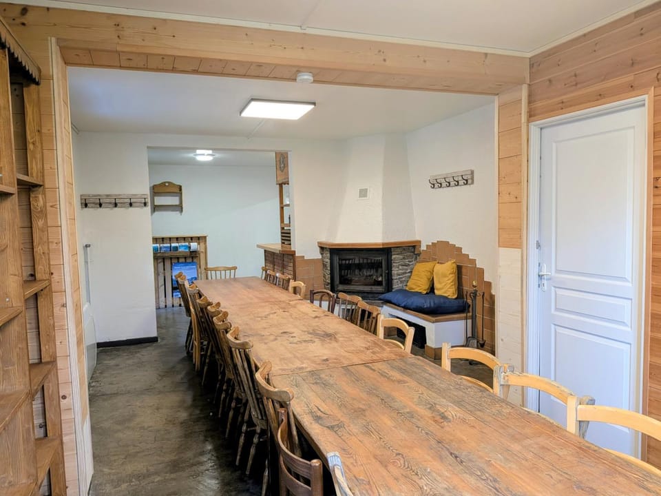 Gite les pinées Hostel in Provence-Alpes-Côte d'Azur
