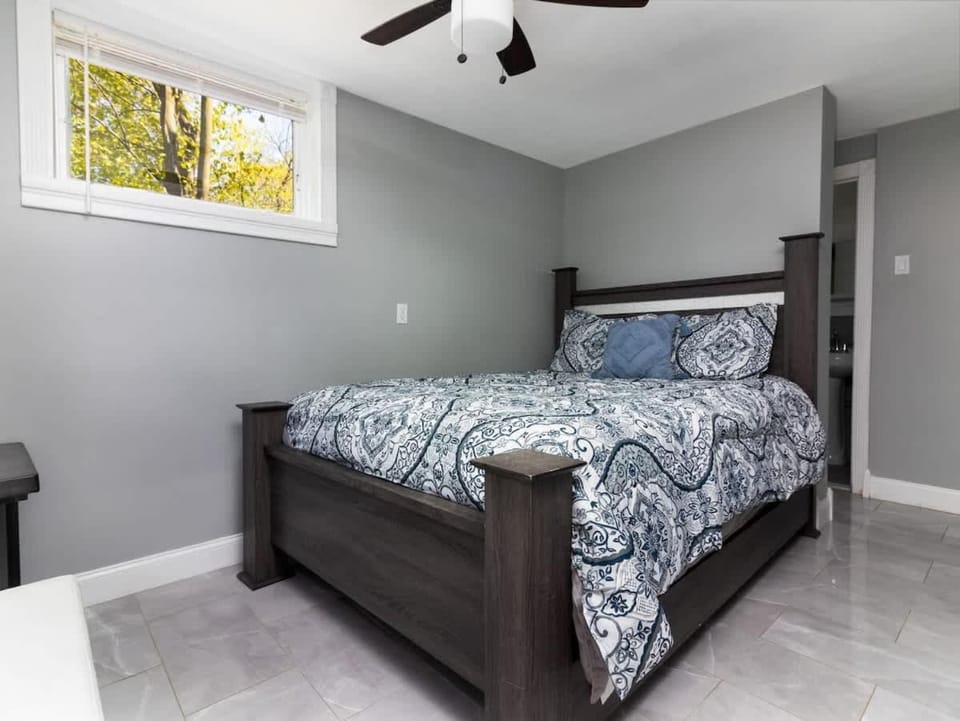 Large 7BR 4BA Short walk to Niagara Falls House in Niagara Falls