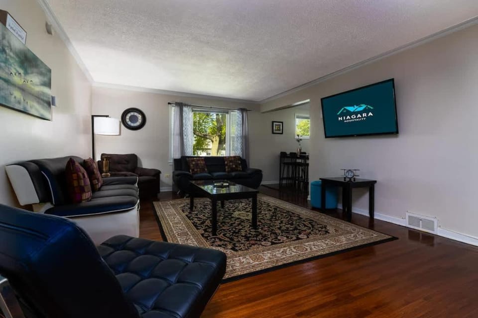 Large 7BR 4BA Short walk to Niagara Falls House in Niagara Falls