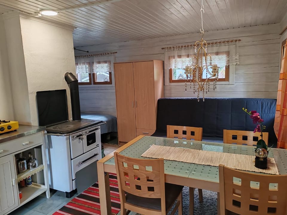 Photo of the whole room, Dining area, Bedroom, oven