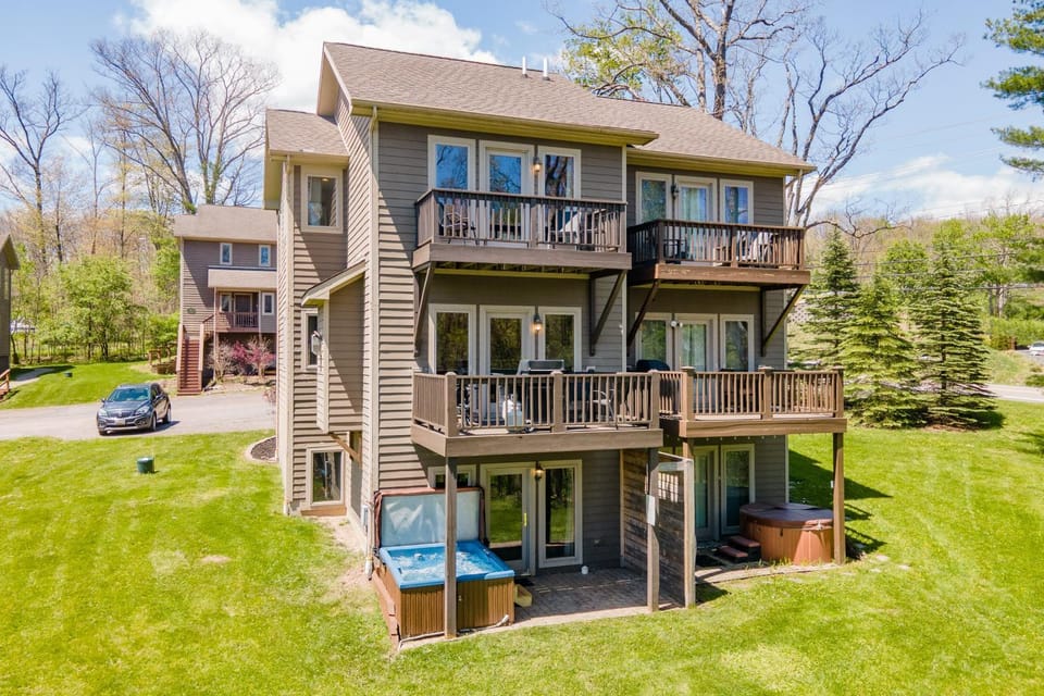 Slopeside Lake House by Railey Vacations House in McHenry
