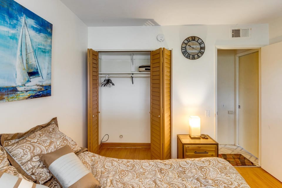 Private Suite Near Malibu, Room with a View! House in West Hills