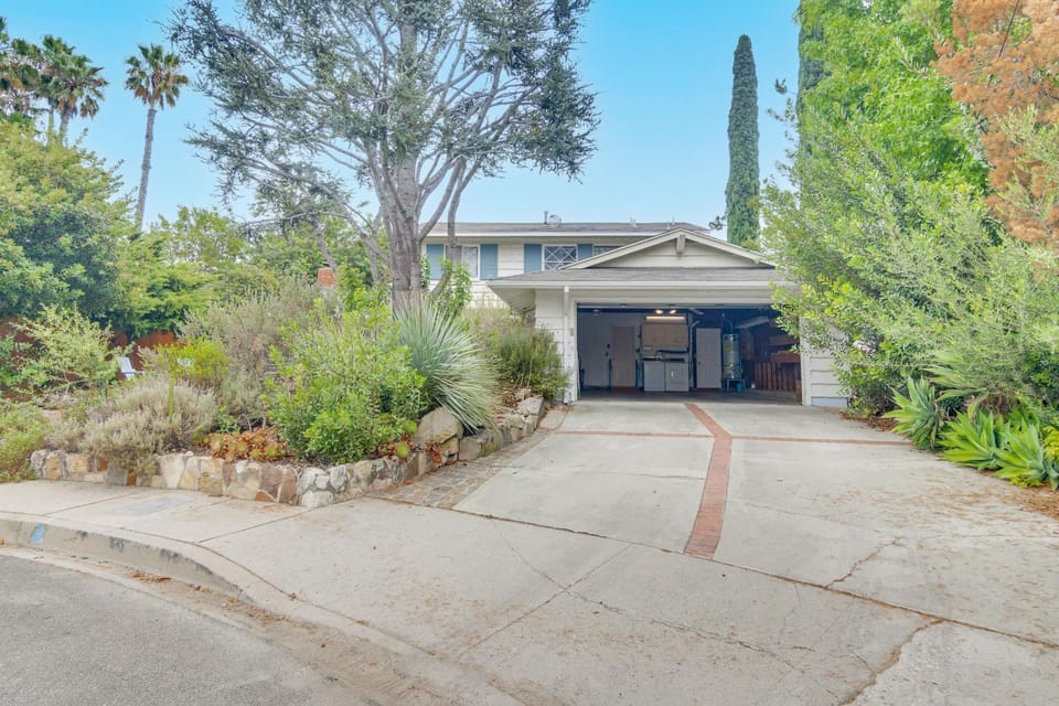 Private Suite Near Malibu, Room with a View! House in West Hills