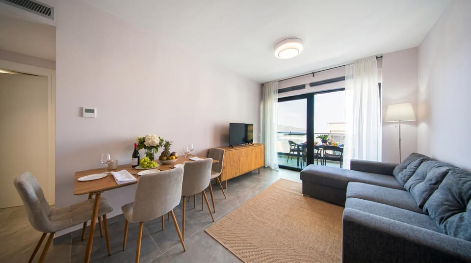 Kitchen or kitchenette, Living room, Dining area, Breakfast
